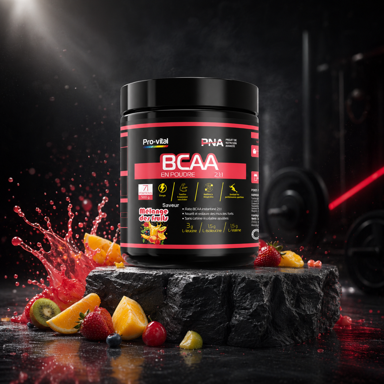 BCAA 2:1:1 Pro-Vital en poudre saveur mélange des fruits avec éclaboussures de jus et fruits frais dans un décor de salle de sport.